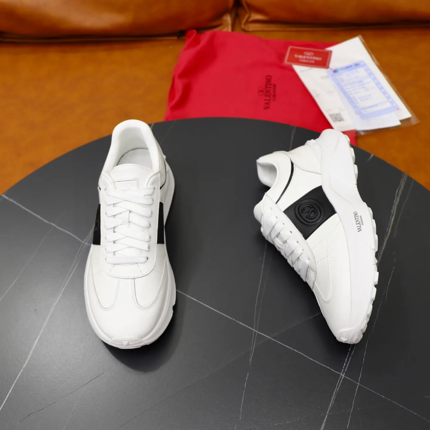 Ex-factory price: 440💰VALENTINO/Valentino Men's latest low-top thick-soled sports shoes are shipped. Made with heavy industry, men's fine casual sports shoes, versatile style. Original leather, rubber lines embellished with geometric segmented uppers, hand-sewn with precision, novel and fashionable style, rubber soles with rivet details on the front and back, VALENTINO GARAVANI LOGO printed on the side, and Valentino Garavani decorative inlay on the tongue. Logo, comfortable, breathable and durable on the feet! Comes with full original packaging! Code number: 38-39-40-41-42-43-44 (45 can be customized)